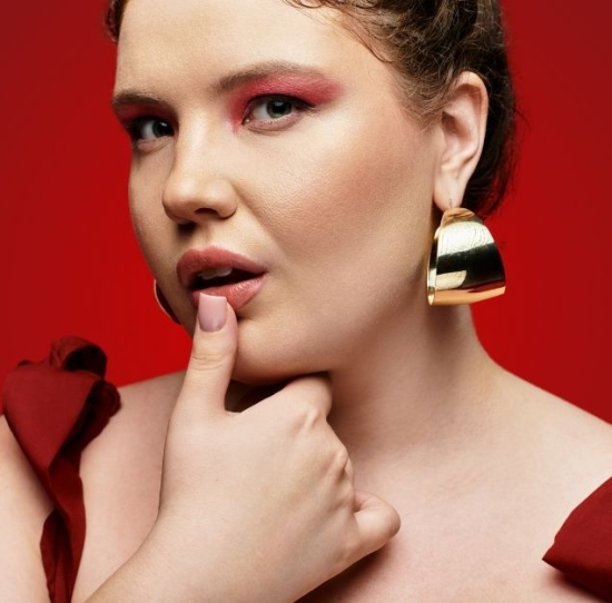 5 accesorios que elevan cualquier outfit plus size con estilo